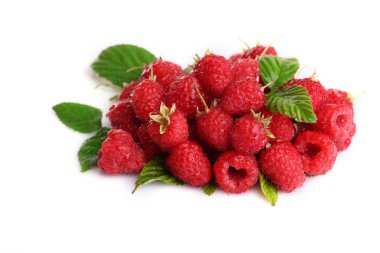 Beyaza izole edilmiş taze ahududu