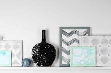 Resim odasında raf ile modern vazo