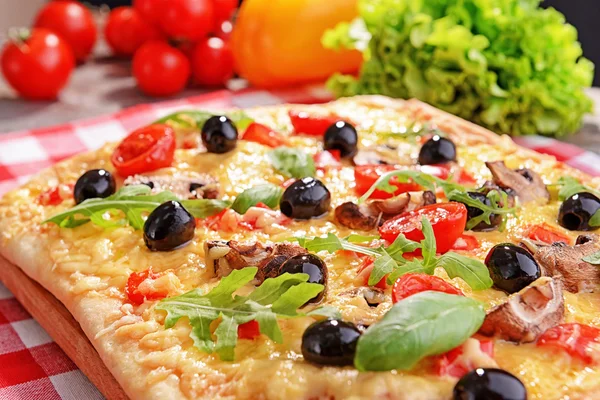 Pyszne domowe pizza na stół szczegół — Zdjęcie stockowe