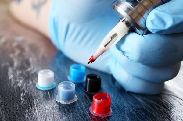 Tattoo artist at work close up — Stock Photo, Image