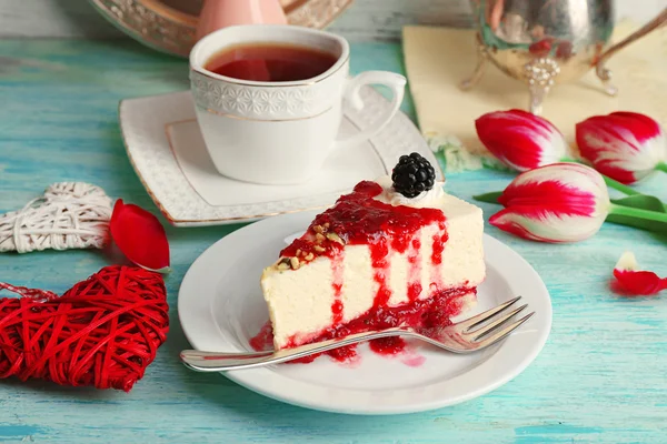 Pedaço saboroso de cheesecake com molho de baga na placa na mesa de perto — Fotografia de Stock