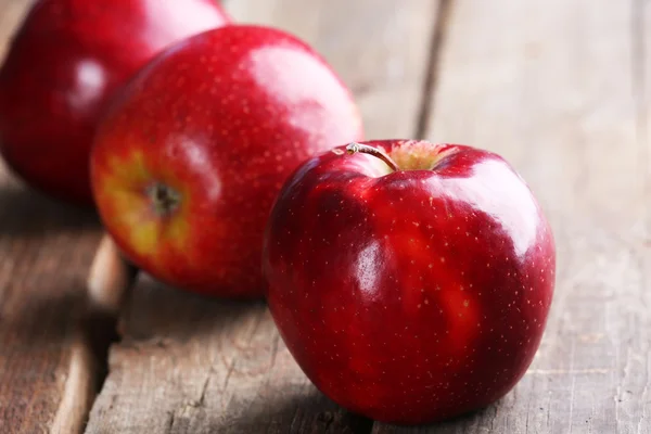 Manzanas rojas maduras en la mesa de cerca —  Fotos de Stock
