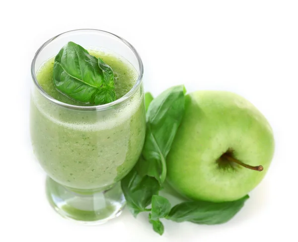 Bardak fesleğen ve üzerinde beyaz izole elma ile yeşil sağlıklı meyve suları — Stok fotoğraf