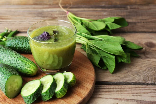 Glas groene gezond SAP met spinazie en komkommers op tafel close-up — Stockfoto