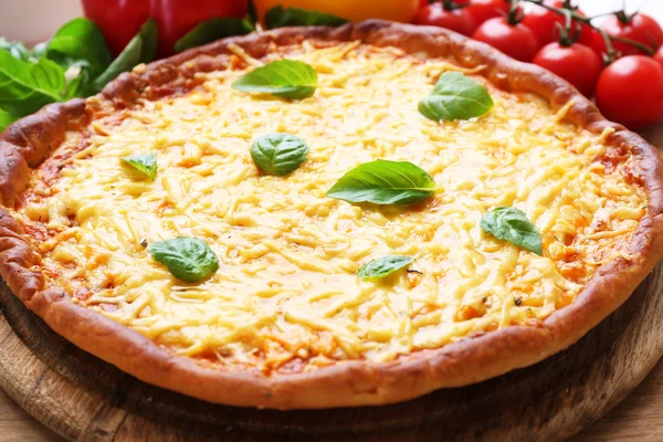 Pizza de queso con verduras en la mesa de cerca — Foto de Stock