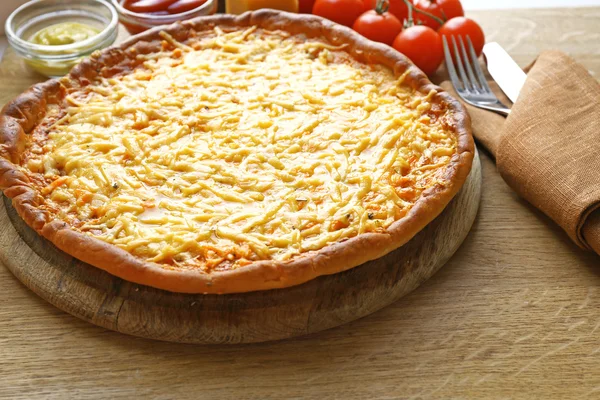 Smakrik ost pizza på bordet på nära håll — Stockfoto