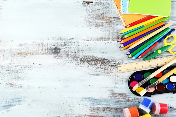 Kleurrijke school briefpapier op houten achtergrond — Stockfoto