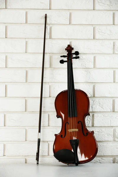 Скрипка на фоні стіни з цегли — стокове фото
