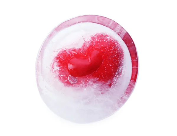 Corazón rojo en cubo de hielo aislado en blanco —  Fotos de Stock