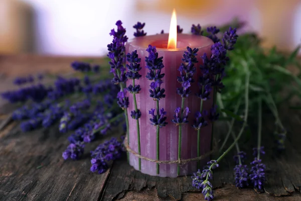 Vela com flores de lavanda na mesa de perto — Fotografia de Stock