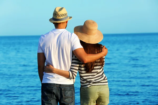 Vackra unga par på stranden — Stockfoto