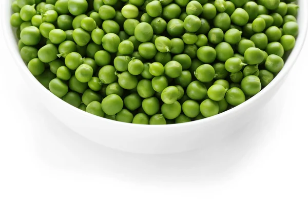 Fresh green peas in bowl close up — Stock Photo, Image