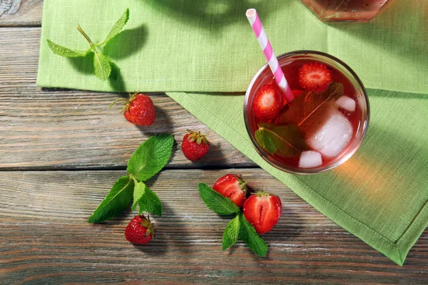 Bicchiere di succo di fragola con bacche sul tavolo da vicino — Foto Stock