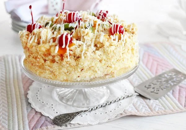 Tereyağı kek kiraz renk ahşap arka plan üzerinde stand ile