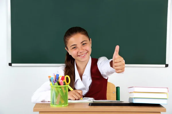 Mooie kleine schoolmeisje in klas in de buurt van blackboard — Stockfoto