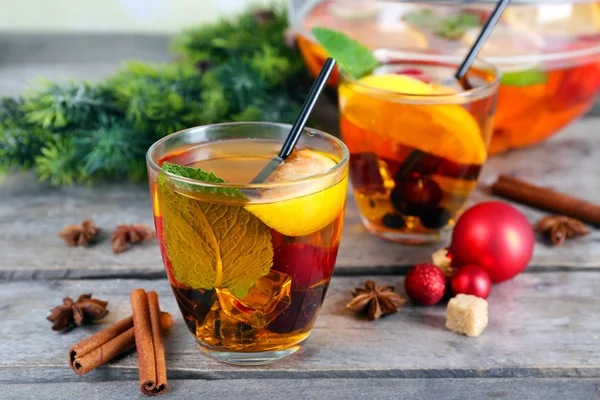 Sangria i skål och glasögon med Juldekoration på träbord nära håll — Stockfoto