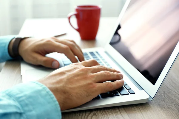 Uomo che lavora con il computer portatile in ufficio — Foto Stock