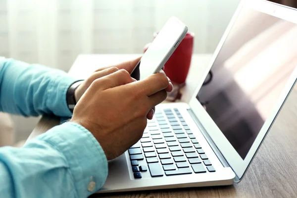 Man met mobiele telefoon op kantoor — Stockfoto