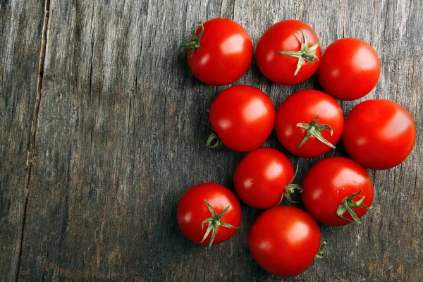 Montón de tomates cherry sobre fondo de madera — Foto de Stock