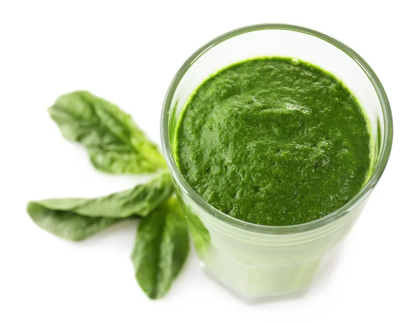 Bicchiere di succo di verdura verde con basilico isolato su bianco — Foto Stock
