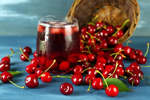 Glass of fresh juice with cherries on wooden table close up — Stock Photo, Image