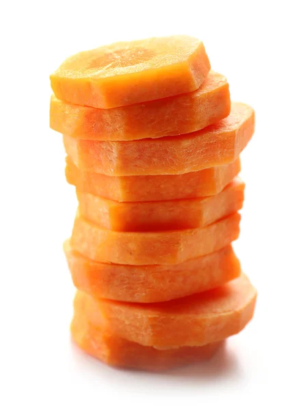 Нарезанная морковь, изолированная на белом — стоковое фото