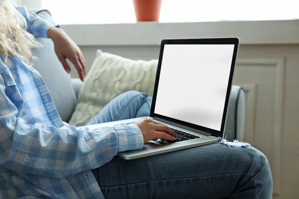 Kobieta za pomocą laptopa, wewnątrz — Zdjęcie stockowe