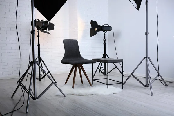 Studio fotografico con interni moderni e attrezzature di illuminazione — Foto Stock