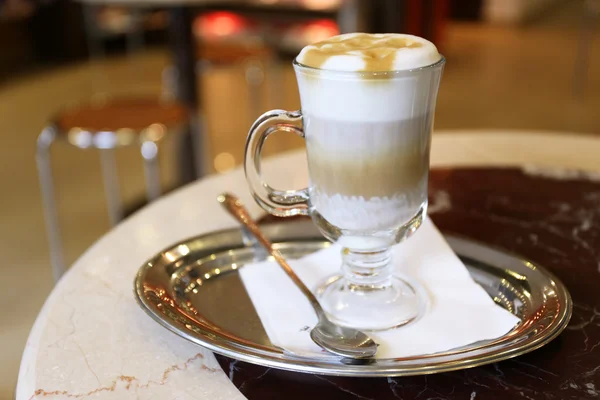 Copa de café con leche en bandeja de metal en la cafetería — Foto de Stock