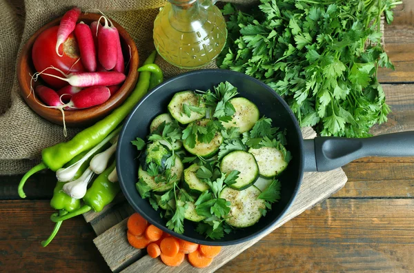 In Scheiben geschnittene Zucchini in Pfanne auf Tisch, Ansicht von oben — Stockfoto