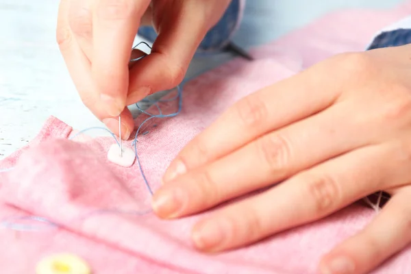 Primi piani mani di sarta a lavoro con tessuto di stoffa — Foto Stock