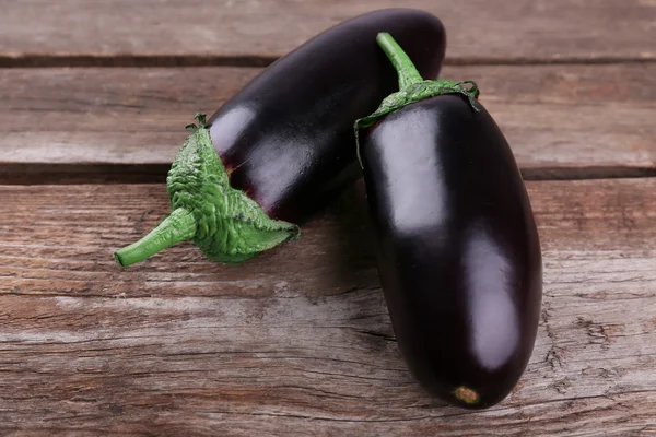 Aubergine fraîche sur fond en bois — Photo