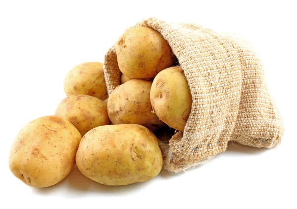 Unga potatis i säckväv säck isolerad på vit — Stockfoto