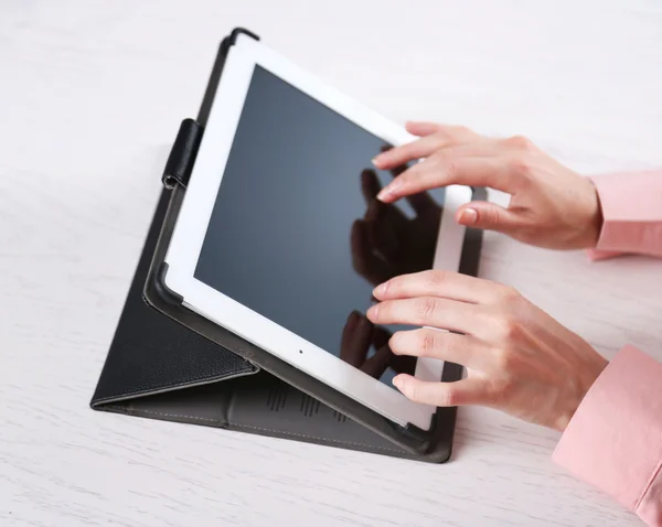 Frau mit digitalem Tablet auf Tisch aus nächster Nähe — Stockfoto