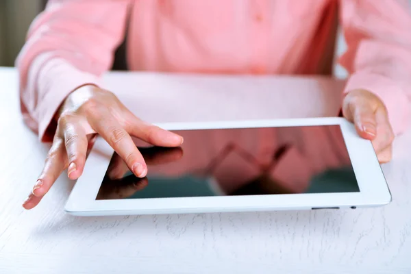 Donna che utilizza tablet digitale sul tavolo da vicino — Foto Stock