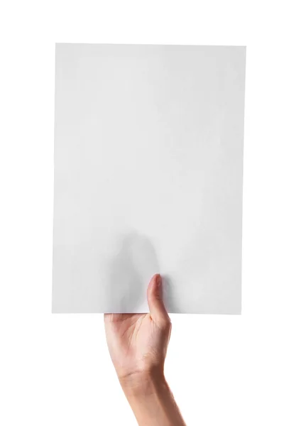 Γυναικείο χέρι που κρατά το χαρτί κενό απομονωθεί σε λευκό — Φωτογραφία Αρχείου