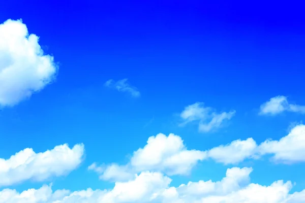 Cielo azul fondo con nubes —  Fotos de Stock