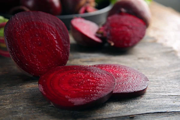 Young beets on wooden table close up — Stock Photo, Image