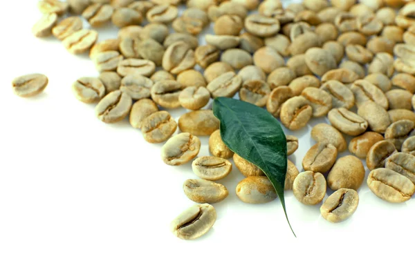 堆的绿色咖啡豆与叶上白色孤立 — 图库照片