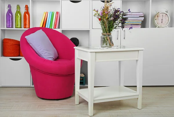 Salón blanco con sillón y librería — Foto de Stock