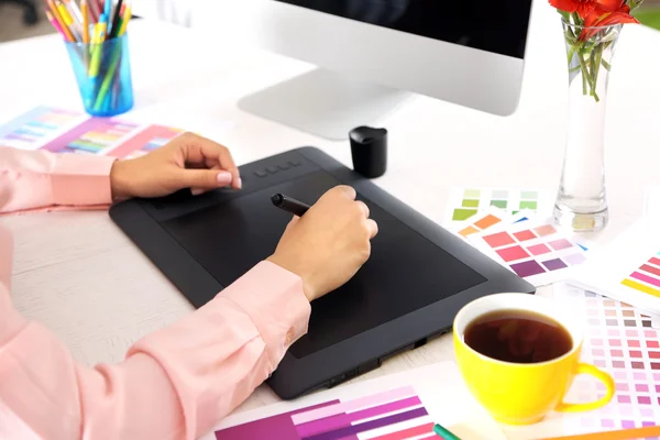Artista com base em tablet gráfico no escritório — Fotografia de Stock