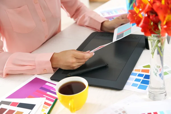 Künstler zeichnet im Büro auf Grafik-Tablet — Stockfoto