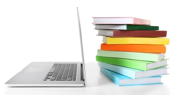 Trave böcker med laptop isolerad på vit — Stockfoto