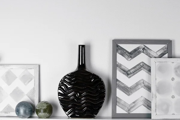 Moderní váza s obrázkem na polici v místnosti — Stock fotografie