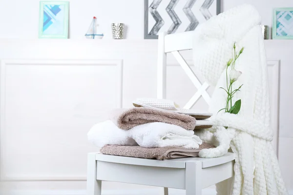 Set de baño con albornoz blanco en silla, interior — Foto de Stock