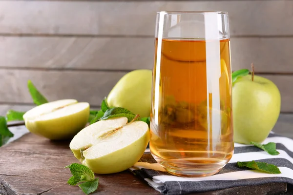 Glass of apple juice on wooden background — Stock Photo, Image