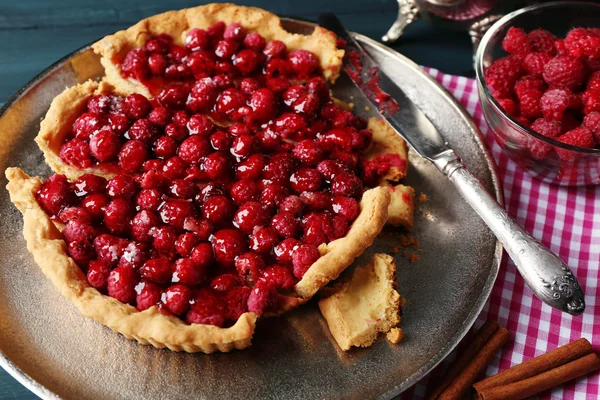 Torte mit Himbeeren auf Tablett, auf Holzgrund — Stockfoto