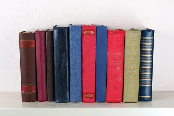 Libros antiguos en estante — Foto de Stock