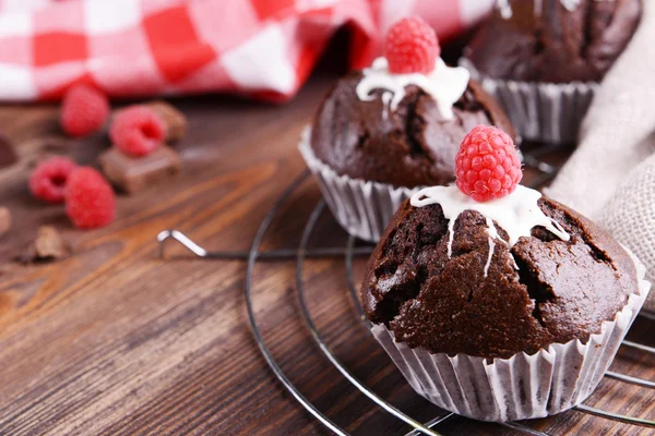 Deliciosos cupcakes com bagas na mesa de perto — Fotografia de Stock