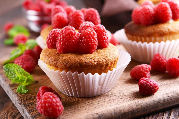 Lezzetli kek çilek ve ahşap masa üzerinde taze nane ile yakın çekim